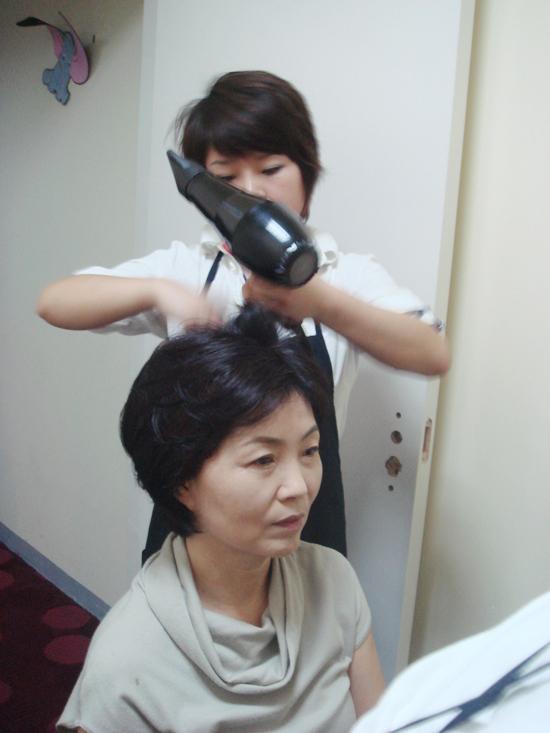 上海韓國文化節大型服裝秀 柯模思學員負責模特妝面發型