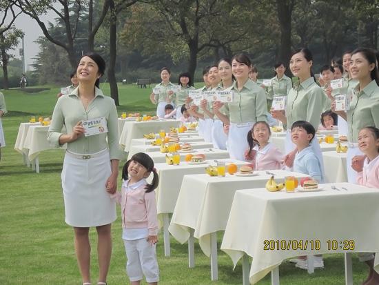 2010年4月1, 柯模思化妝學校學員參加了江中牌兒童健胃消食片廣告的拍攝工作,負責為演員們化妝盤發等工作.實習學員們有幸一睹著名演員蔣雯麗的風采,還有一位天真活潑的小主角. 經過一整天的拍攝學員們不僅練習了化妝技術,更加學到了對工作的態度...  精彩圖片送上