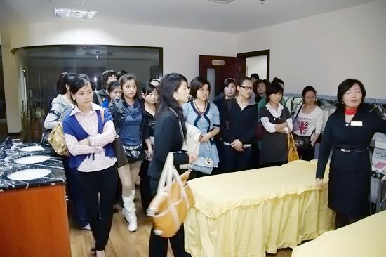 上海各大美容機構定期來我校接受韓國禮儀培訓