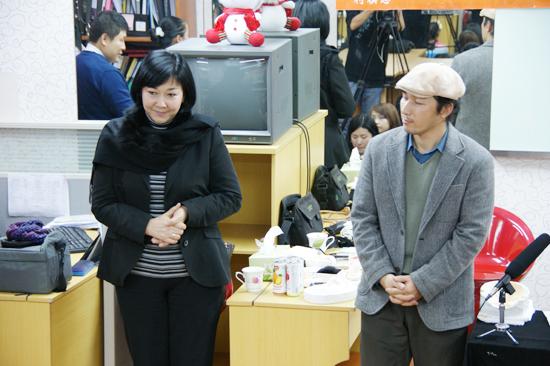 2009年12月韓國化妝專家協(xié)會(huì)金鐘植教授來柯模思形象設(shè)計(jì)化妝學(xué)校特講,金教授精湛的技藝令學(xué)員們受益匪淺。