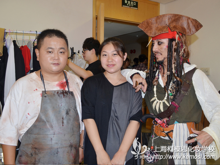 完成造型的演員與化妝師合影